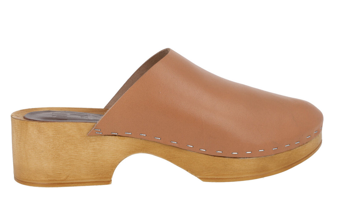 Leather clogs with low heel and platform