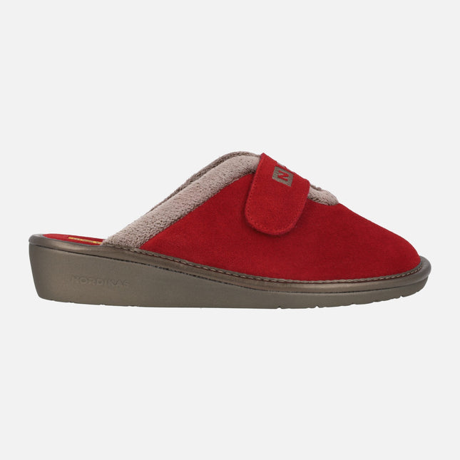 Women's house slippers in cherry suede with velcro closure