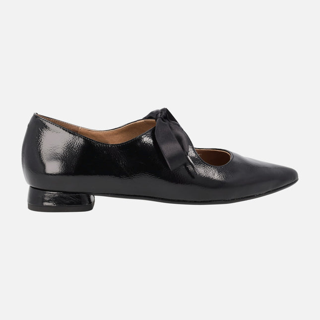 Zapatos negros de charol para mujer con cierre de lazo en raso negro