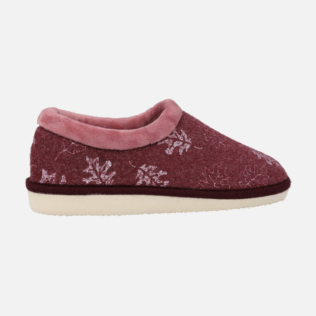 Slippers for women in burgundy tissue with printed leaves