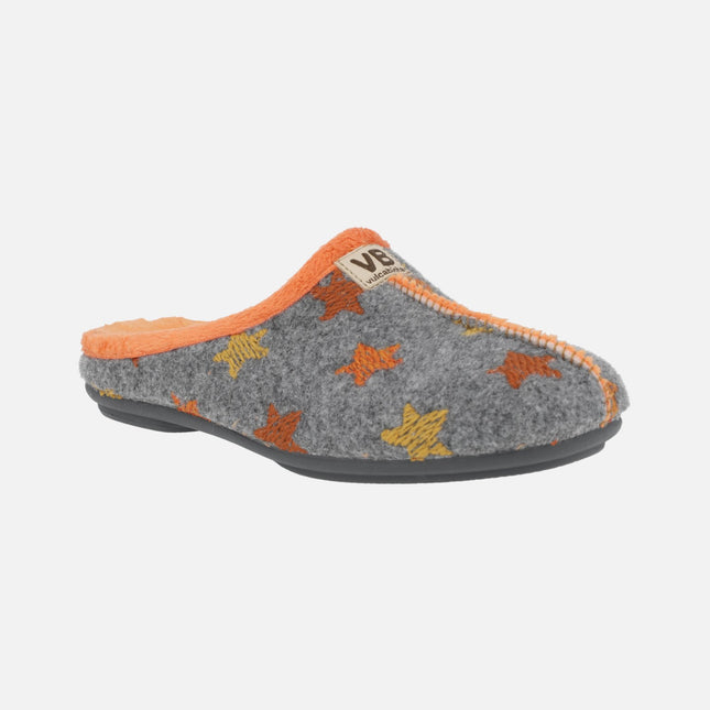 Zapatillas de casa descalzas en gris y naranja con estrellas