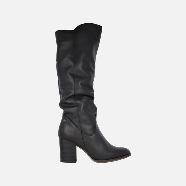 UMA boots in black leather with high heel and wrinkled leg