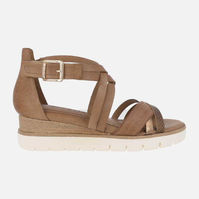 Leather sandals with intertwined strips and closed heel