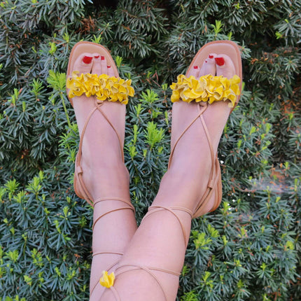 Sandalias planas para mujer con flores y cintas