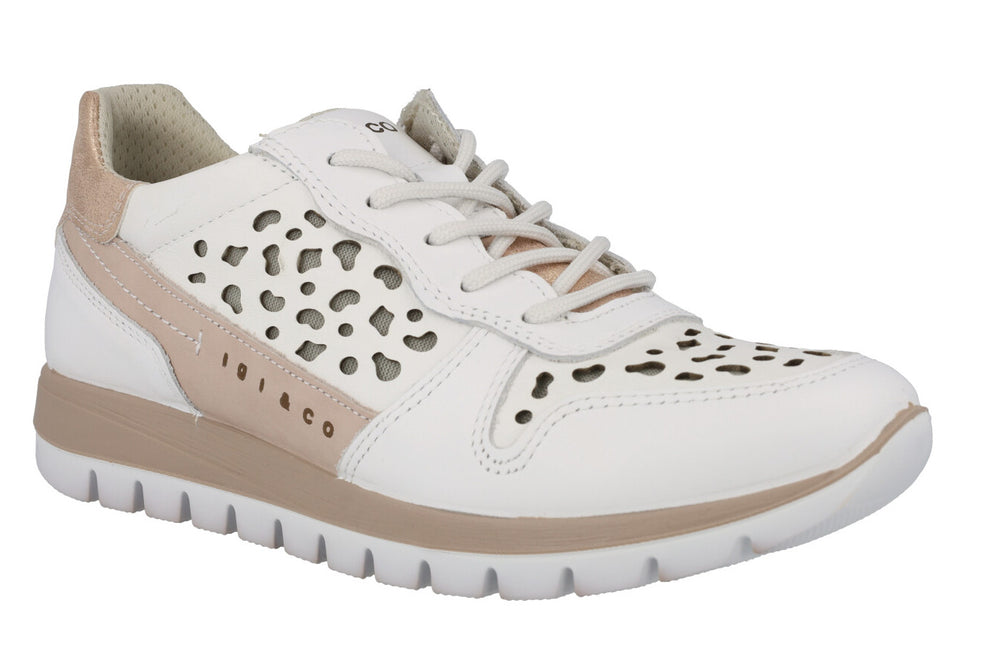 Sports shoes for women in die -cutting detail