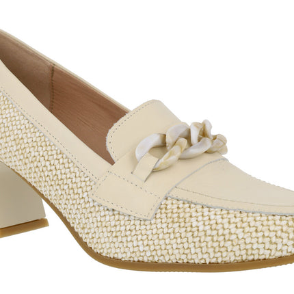Beige raffia moccasins shoes with chain ornament