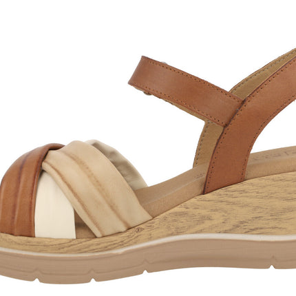 Leather sandals in color combined with velcro closure