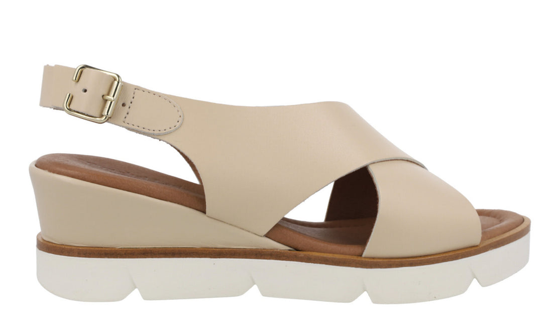 Platform sandals with cross strips in beige leather