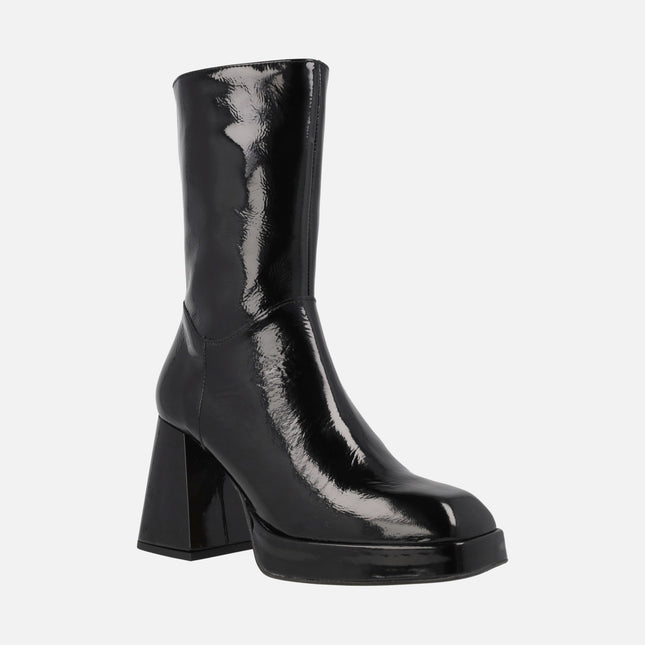 Retro -style boots in black patent leather With high heel and platform