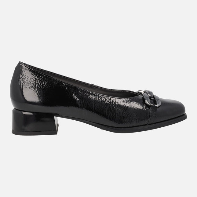 Low heel black patent leather pumps With metallic ornament