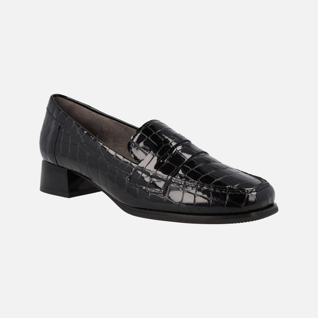 Black low heeled moccasins in croco patent leather