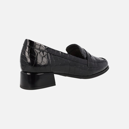 Black low heeled moccasins in croco patent leather