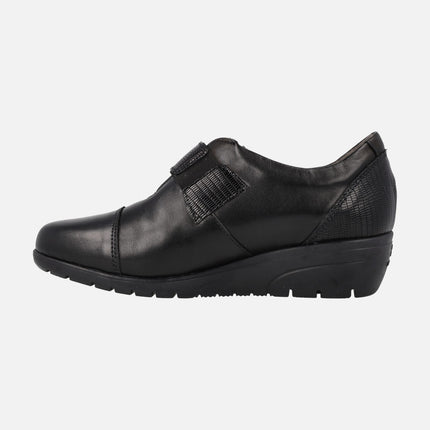 Zapatos confort negros con tira de velcro y cuña de goma