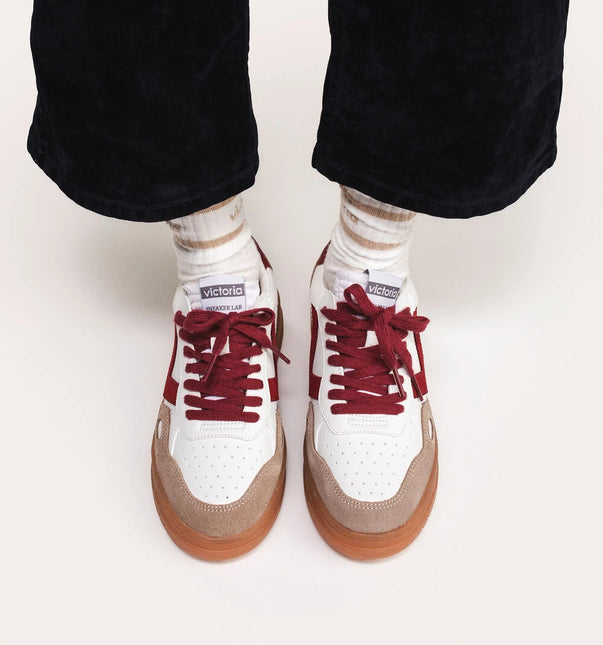 Zapatillas deportivas blancas con detalles burdeos Seul efecto piel y serraje