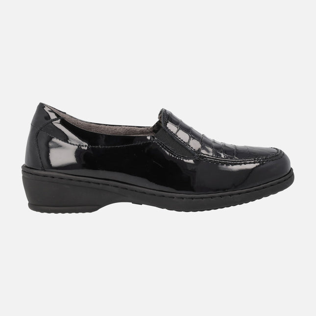 Comfort moccasins in black patent leather with croco print top