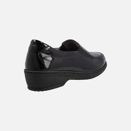 Comfort moccasins in black patent leather with croco print top
