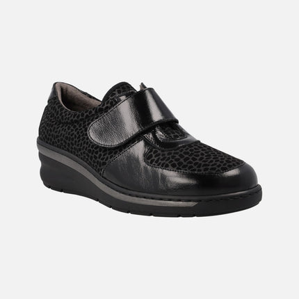 Zapatos confort con cierre de velcro en animal print negro y gris