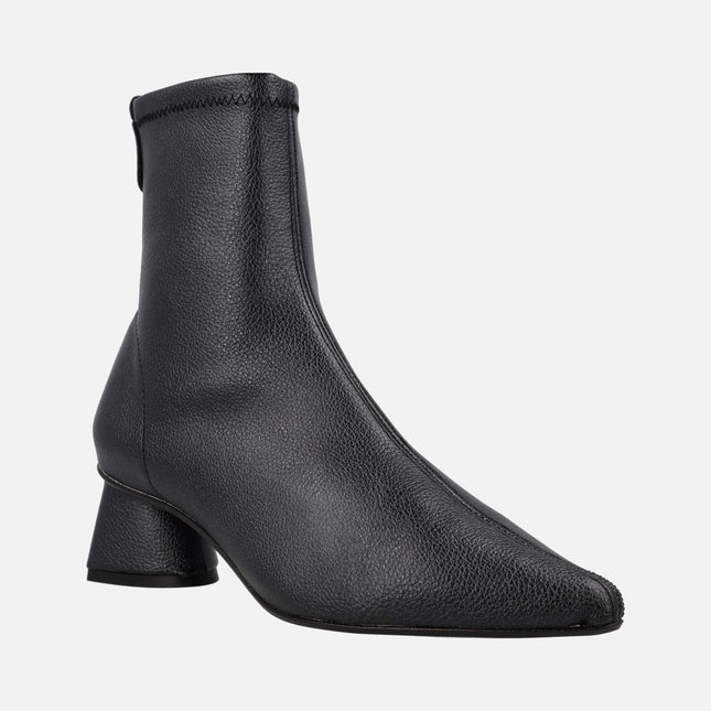 Elastic boots with sharp tip and geometric heel