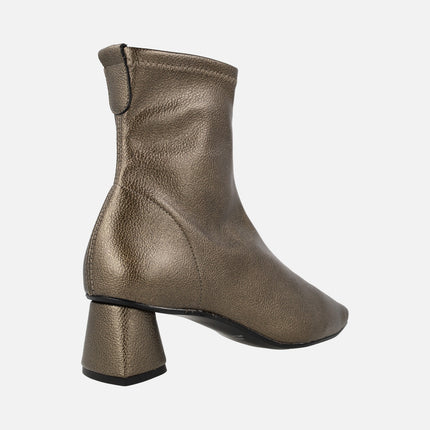 Elastic boots with sharp tip and geometric heel