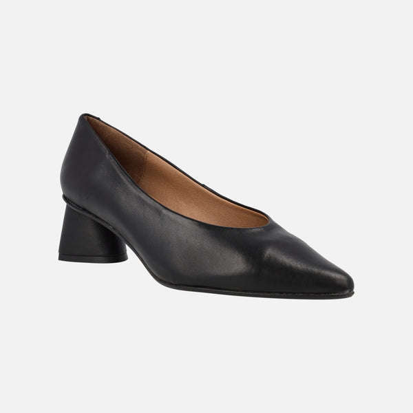 Black leather shoes Hall with geometric heel