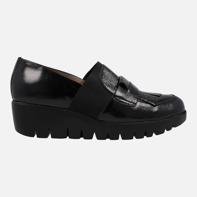 Kenai moccasins in black patent leather with fringes for women