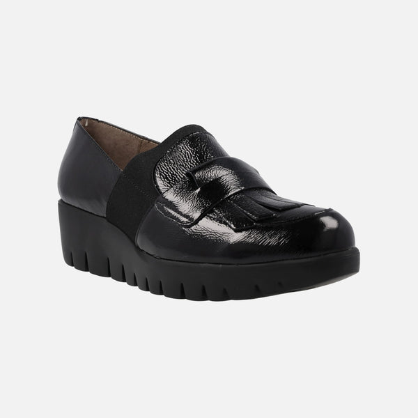 Kenai moccasins in black patent leather and fringes for women