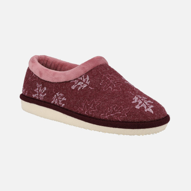 Slippers for women in burgundy tissue with printed leaves