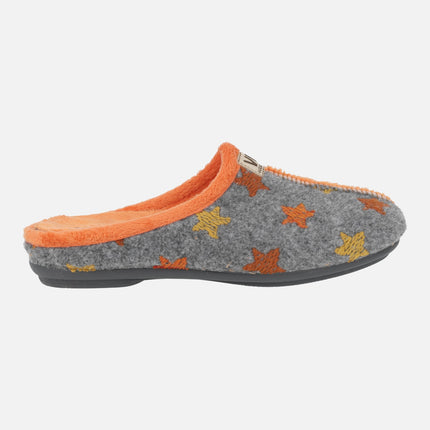Zapatillas de casa descalzas en gris y naranja con estrellas