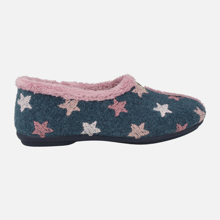 Closed house slippers in blue and pink with stars