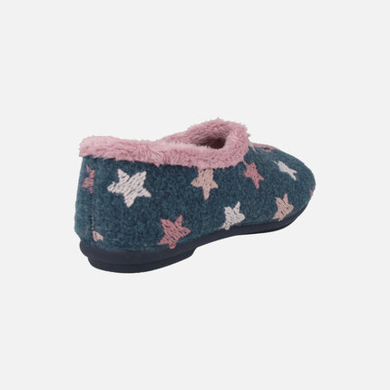 Closed house slippers in blue and pink with stars