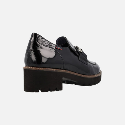 Zapatos mocasines negros de charol con adorno y piso track