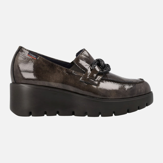 Brown patent leather wedged shoes with chain ornament