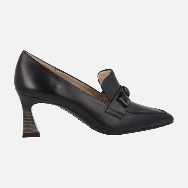 Black loafers with pointed toe and decoration