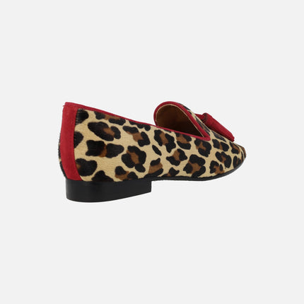Mocasines animal print leopardo con ribete y borlas en rojo