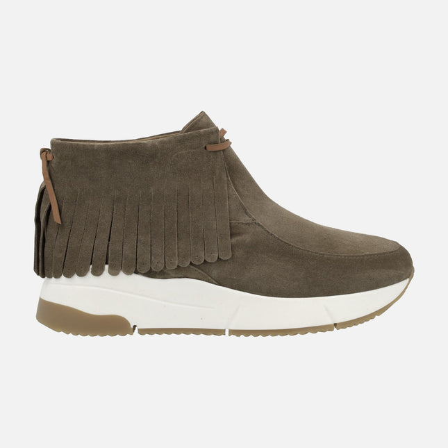 Low taupe suede fringed boots