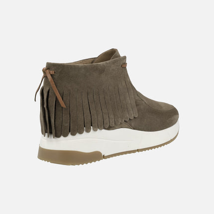 Low taupe suede fringed boots