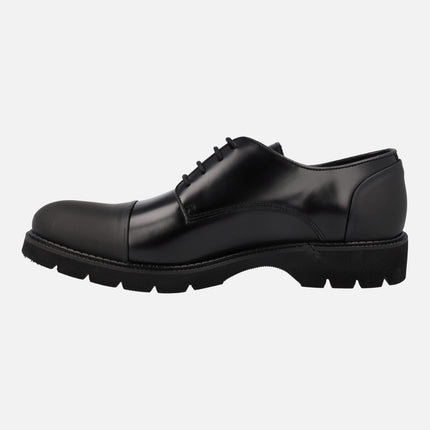 Laced shoes for man in black antick with matte heel and toe