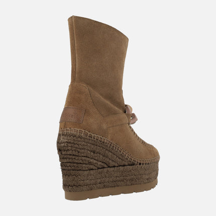 Women's suede boots with chain detail and yute platform