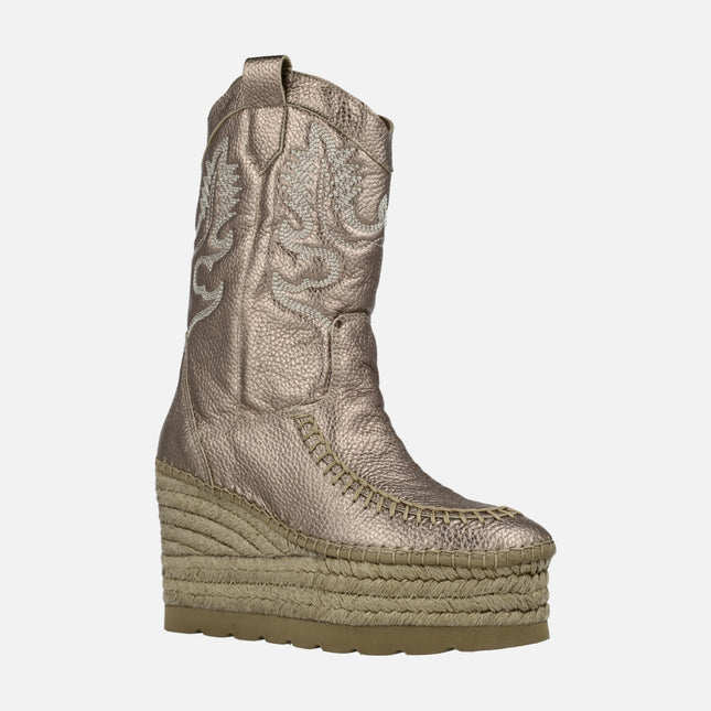 Metallic leather boots with embroidery and yute wedge