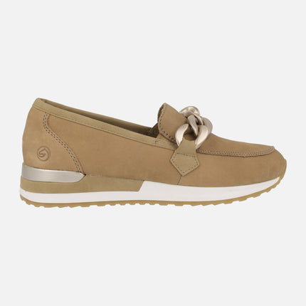 Comfort moccasins in Camel nobuck with a gold chain