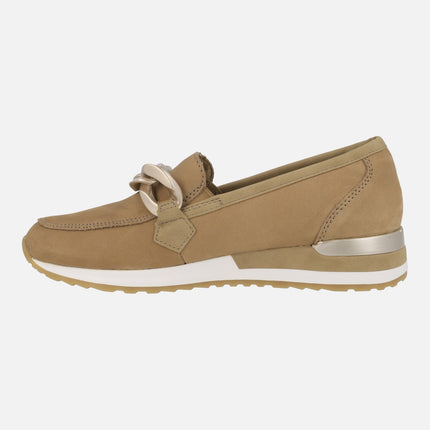 Comfort moccasins in Camel nobuck with a gold chain