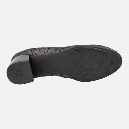 Zapatos negros corte salón con detalle de troquelados
