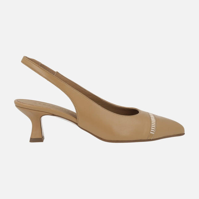 Zapatos corte salón destalonados en piel camel con detalles dorados