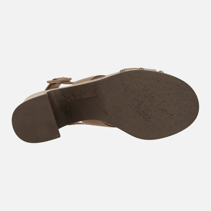 Sandalias de piel Cesena en color caramelo con detalle de tachas