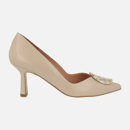 Beige leather heeled shoes with circular ornament
