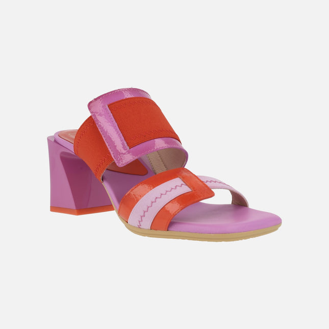 Sandals of two strips in combined patent leather and elastic fabric