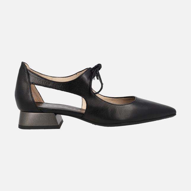 Black leather Dali shoes with side openings and lace closure