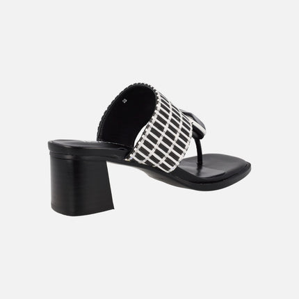 Sandalias para mujer en combinado rafia blanco y negro con adorno de piedra