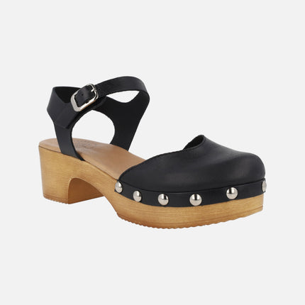 Leather clogs with ankle bracelet and studs
