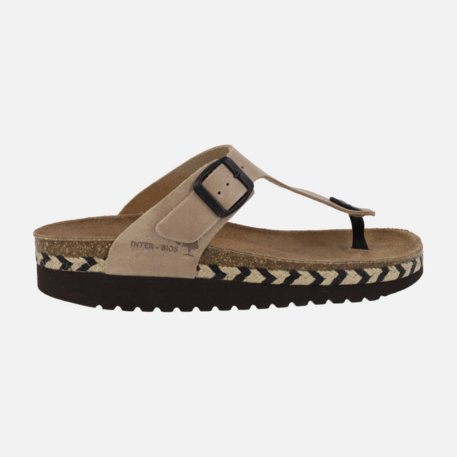 Finger sandals in taupe greased leather with buckle strip